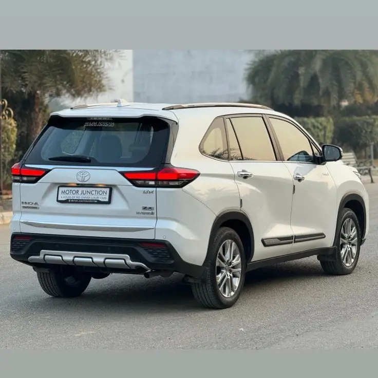 Toyota Innova Hycross